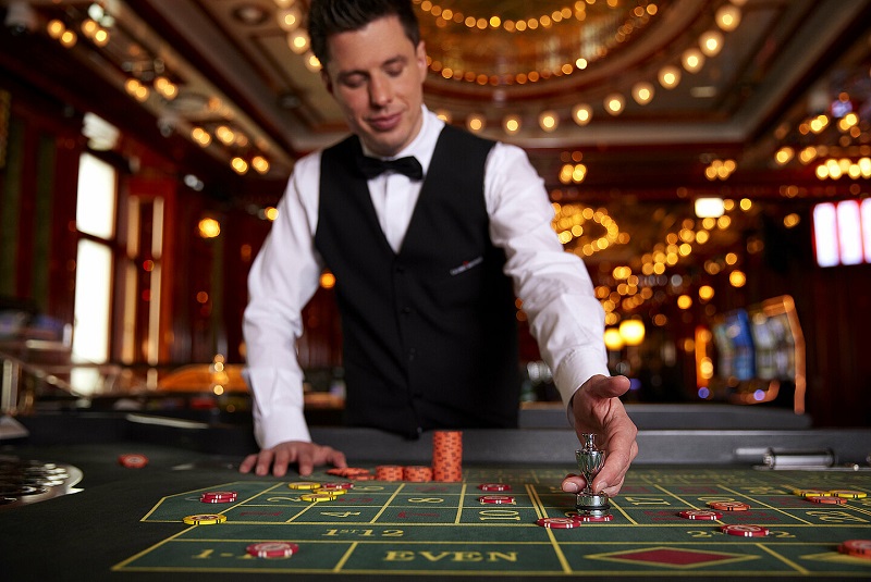 Roulette là một trong những trò chơi phổ biến nhất tại các sòng bạc trên toàn thế giới. Với lịch sử lâu đời và lối chơi đơn giản nhưng thú vị.